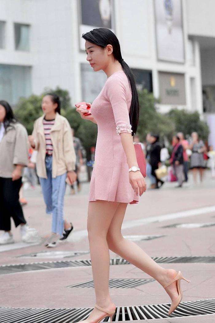 街拍：女生穿这连衣裙, 身材曼妙多姿, 真是一个修身漂亮的好款
