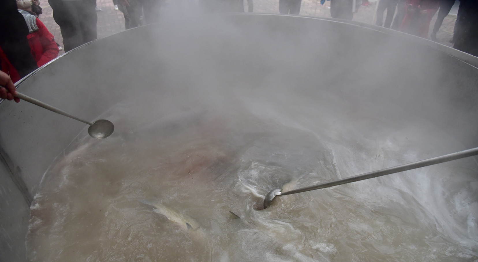 【盖后】奇闻景区鱼汤免费食用,游客们分分钟抢光,揭开盖后不淡定了