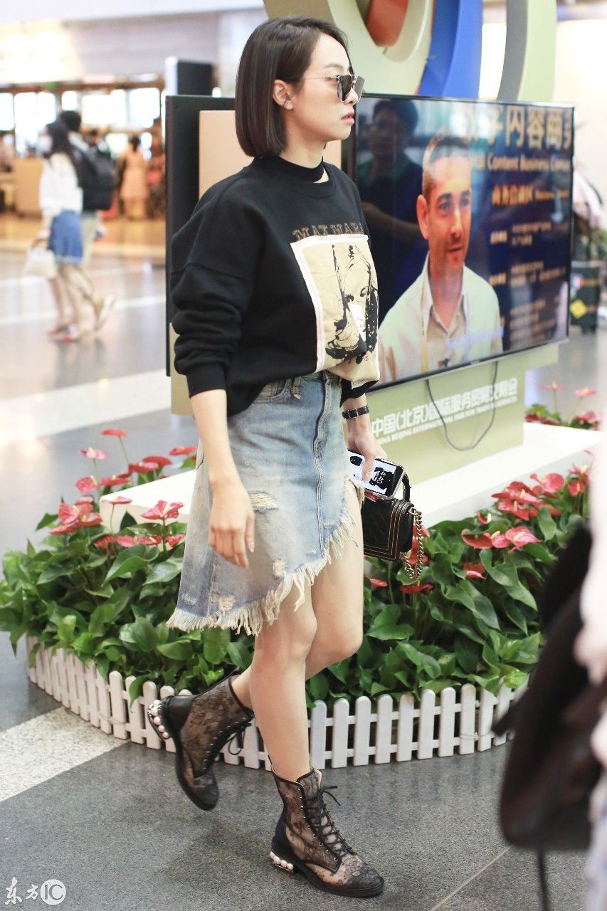 宋茜现身北京机场，牛仔短裙修出新高度 网友:右手慌忙无处可放