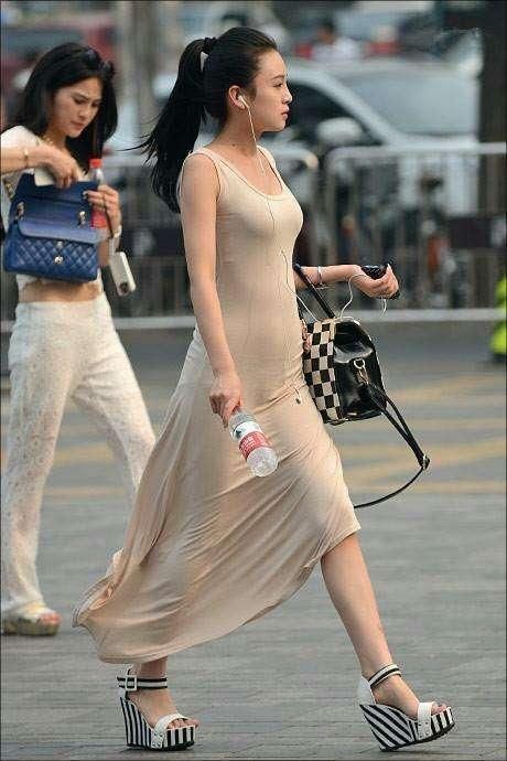 街拍: 美女超市买东西, 傲人身材引人围观