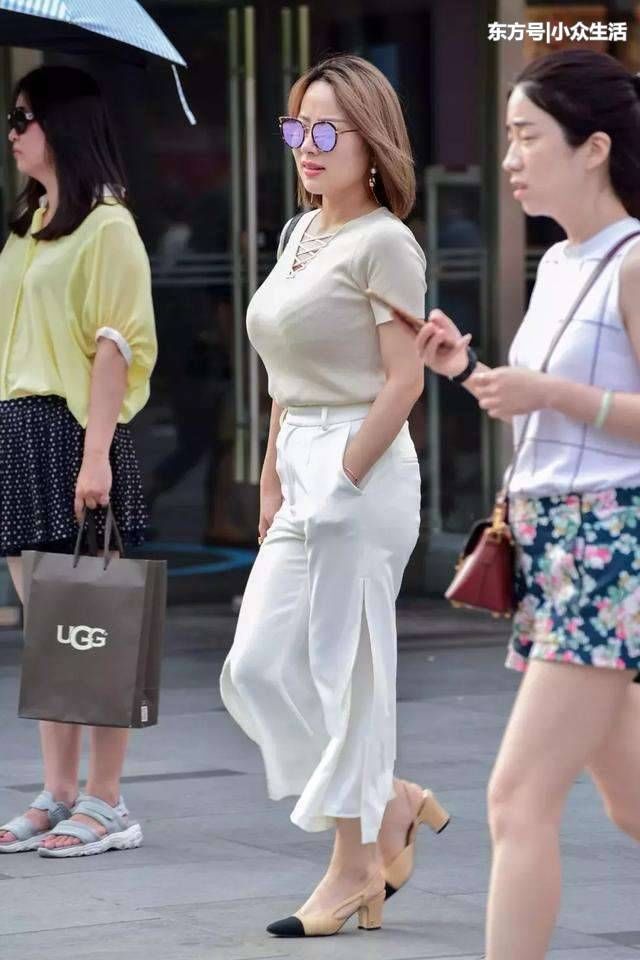 街拍:紧身衣小姐姐身材比例更加美, 显出淡淡甜美感!