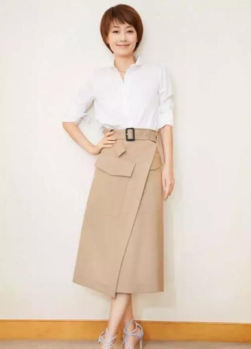 服了马伊琍，穿抹胸礼服年轻了10岁，网友：太瘦担心裙子滑落！