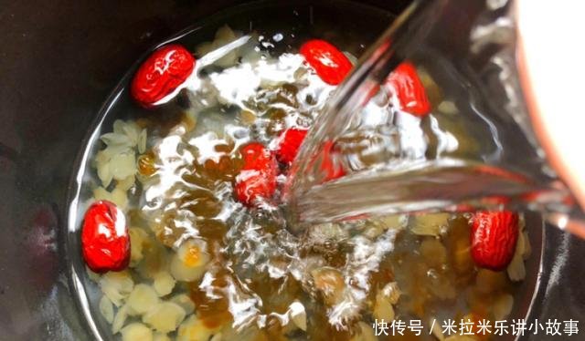 「补水」秋天,女人要多喝这碗糖水,补水效果好,比敷面膜强多了