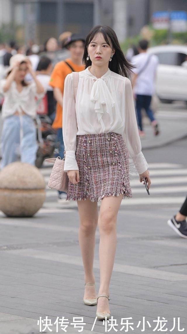 「美女」街拍:靓女穿着一件粉红色印花旗袍裙,气质又有魅力