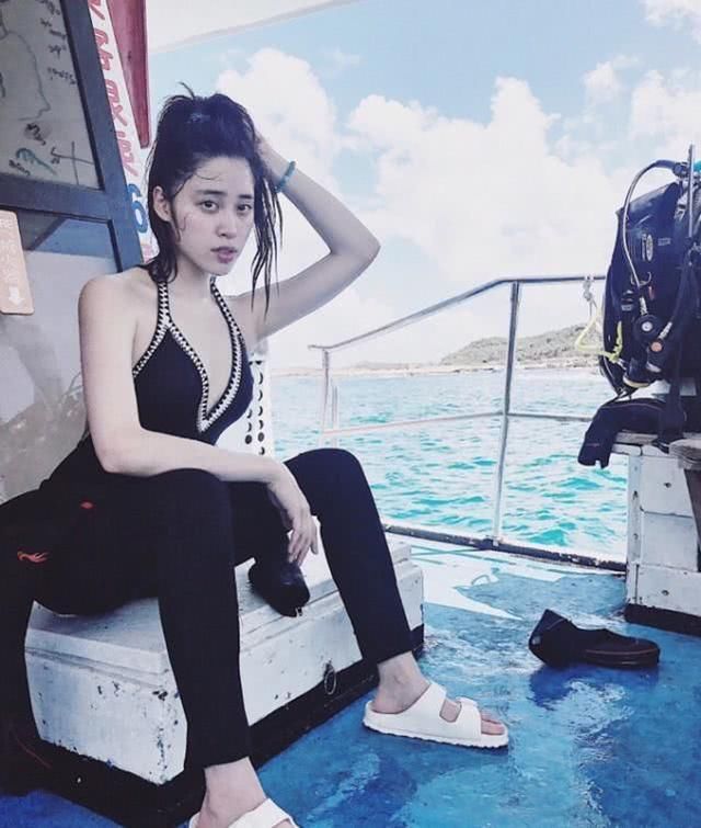 欧阳娜娜和姐姐拍合照，照片中姐姐身材高挑，完美的曲线