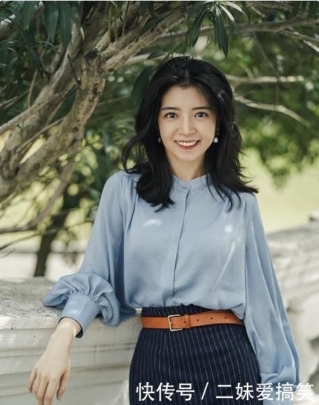  『要备』早春你一定要备一件“开叉裙”，搭衬衫好洋气，三木穿上后美哭了