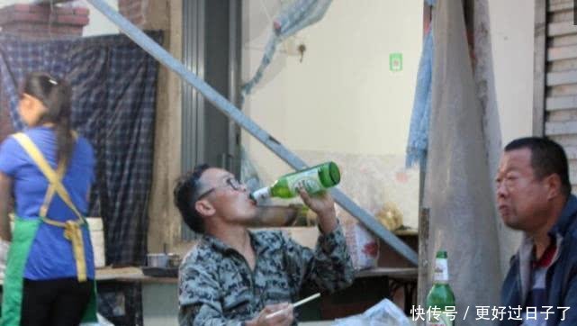  「餐馆」农民工”薪水“不高，为何却顿顿少不了酒真实原因太心