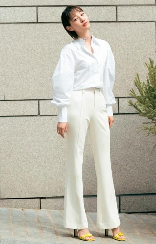 白百何一袭黑裙出席活动，瘦下来的白百何却毁在了一双鞋上！