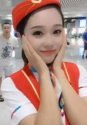 空姐误了登机时间，在登机口画妆，妆前妆后大妈与女神的区别！