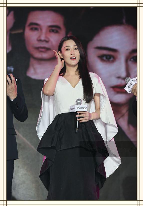 看了张馨予斗篷裙，再看看范冰冰，才知道女王与女孩的差距有多大