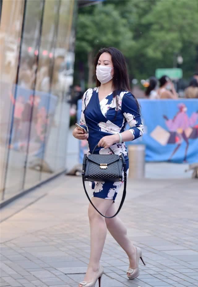 『气质』短裙搭配高跟鞋,夏季的时尚姑娘,知道如何搭配更显气质