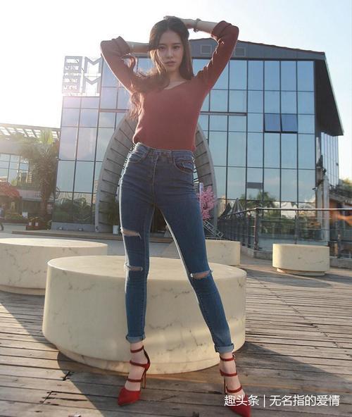 紧身裤给小姐姐带来的时尚感，洋溢青春，富有情调！