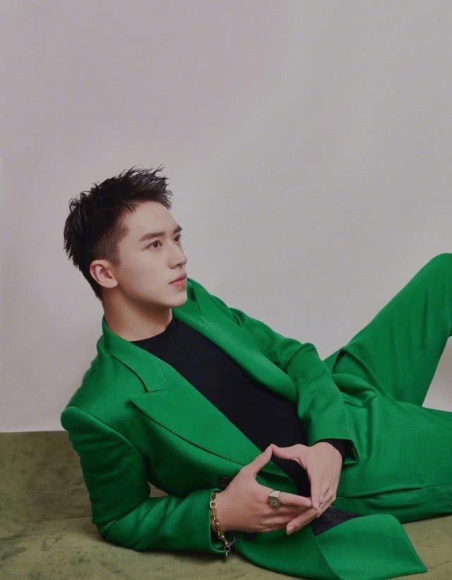 「气质」许魏洲气质真是多变,穿条纹针织衫戴黑框眼镜,简单又有书生气息