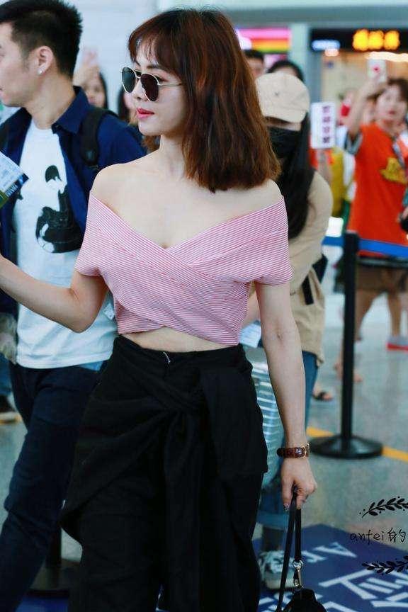 蔡依林现机场裤子减分但上半身很成功, 不过一般人不敢穿!