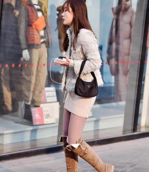  『半身裙』街拍：身材高挑的美女，一件白色背心配牛仔半身裙，完美好身材