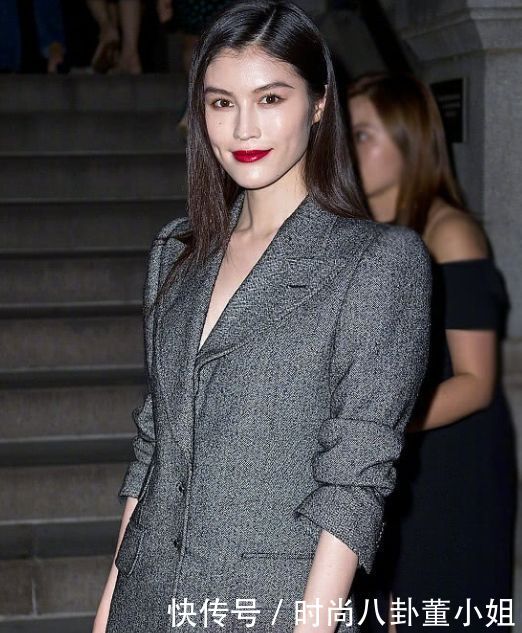 何穗的脚也太小了，连“三寸金莲”都能挤进去了？看着都疼