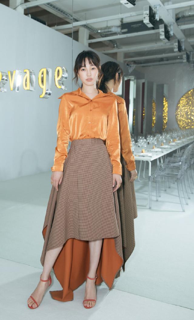 34岁白百何再次现身，白衬衫搭配牛仔裤亮相活动，大妈秒变少女