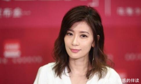 43岁贾静雯瘦到脸蛋凹陷，颧骨突出，网友：干瘦好丑