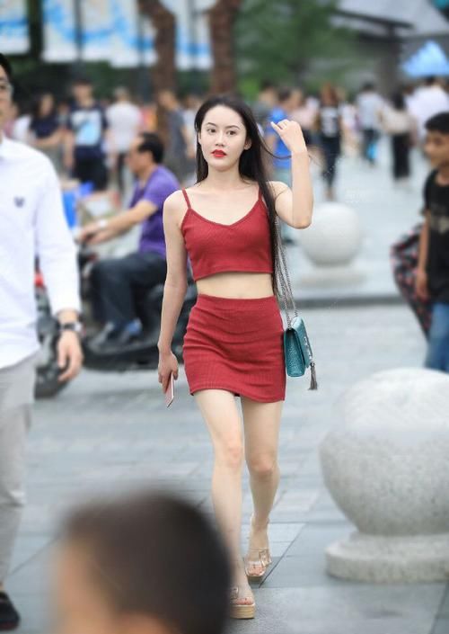  女朋友：陪女朋友去逛街，这套吊带裙很养眼吧？连路人也忍不住回头了