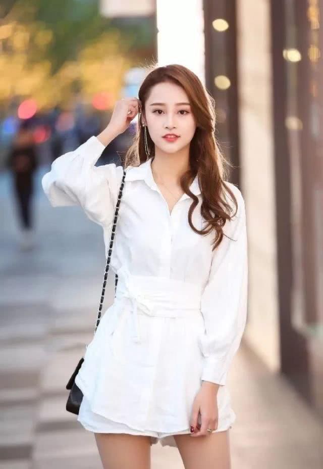 女士■白衬衣搭配高跟鞋子,秀出女士幸福的气场