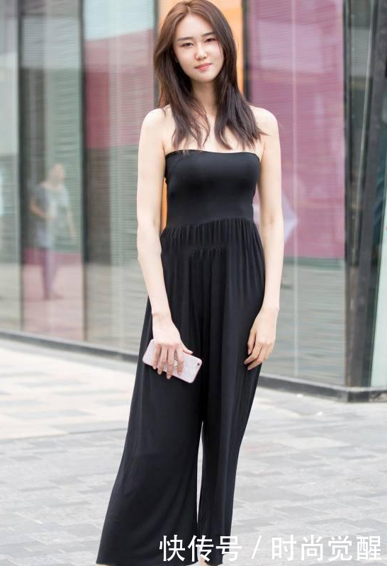 街拍:小姐姐粉色包臀裙傍身,气质提升不少,性感迷人更有味道！