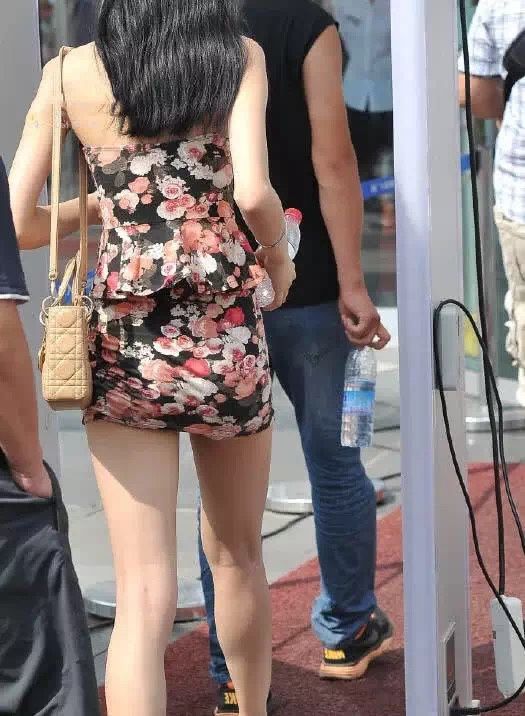 街拍丨小姐姐这花裙子真的是短到我心痒痒!
