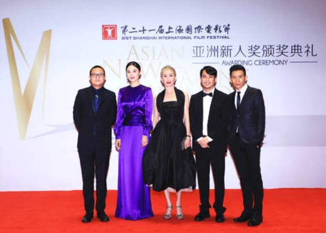 上海国际电影节红毯上，宋佳光彩夺目，艳压陶虹惊艳众人