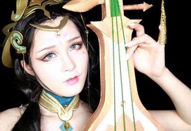 32岁老大妈仿妆《王者荣耀》杨玉环,画上眉毛后,真是够娇羞!