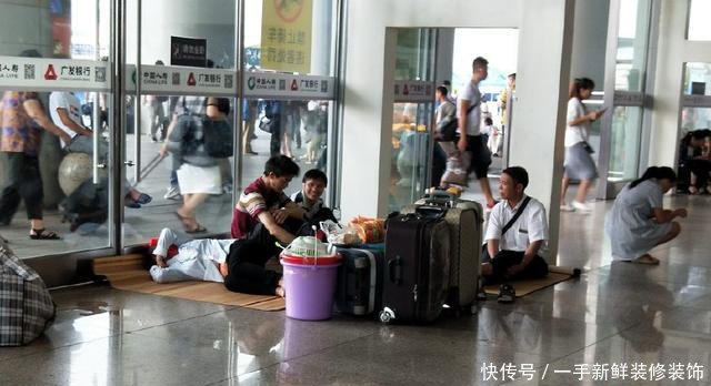 广州南站，每天铺席而睡的农民工，背井离乡还被驱赶