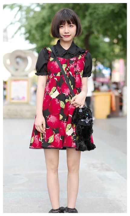 街拍:图六穿半透明长裙，朦胧中的长腿，美的恰到好处!