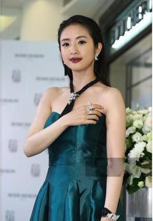 林依晨比许晴小了14岁,但同穿墨绿色裙时,网友:这次真的是输了