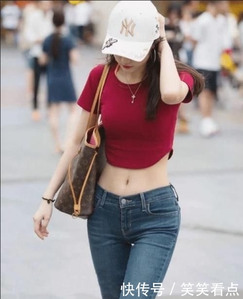  「辣妈」年轻辣妈红色的上衣，时尚大气，舒适优雅，散发出浓郁的女人味！