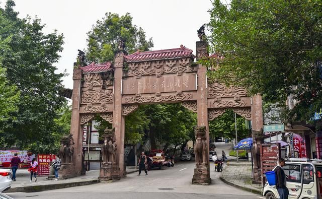 资中重龙山上不仅有兴建于唐代的古寺石刻，还有清代的城墙和炮台