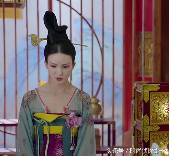 戴胸花的古装女子，贾静雯甜美，李小璐清纯、蒋欣憨态可掬