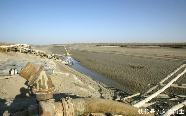 "一片荒漠依靠“输液”变成了湖泊,中国又创造了奇迹!"