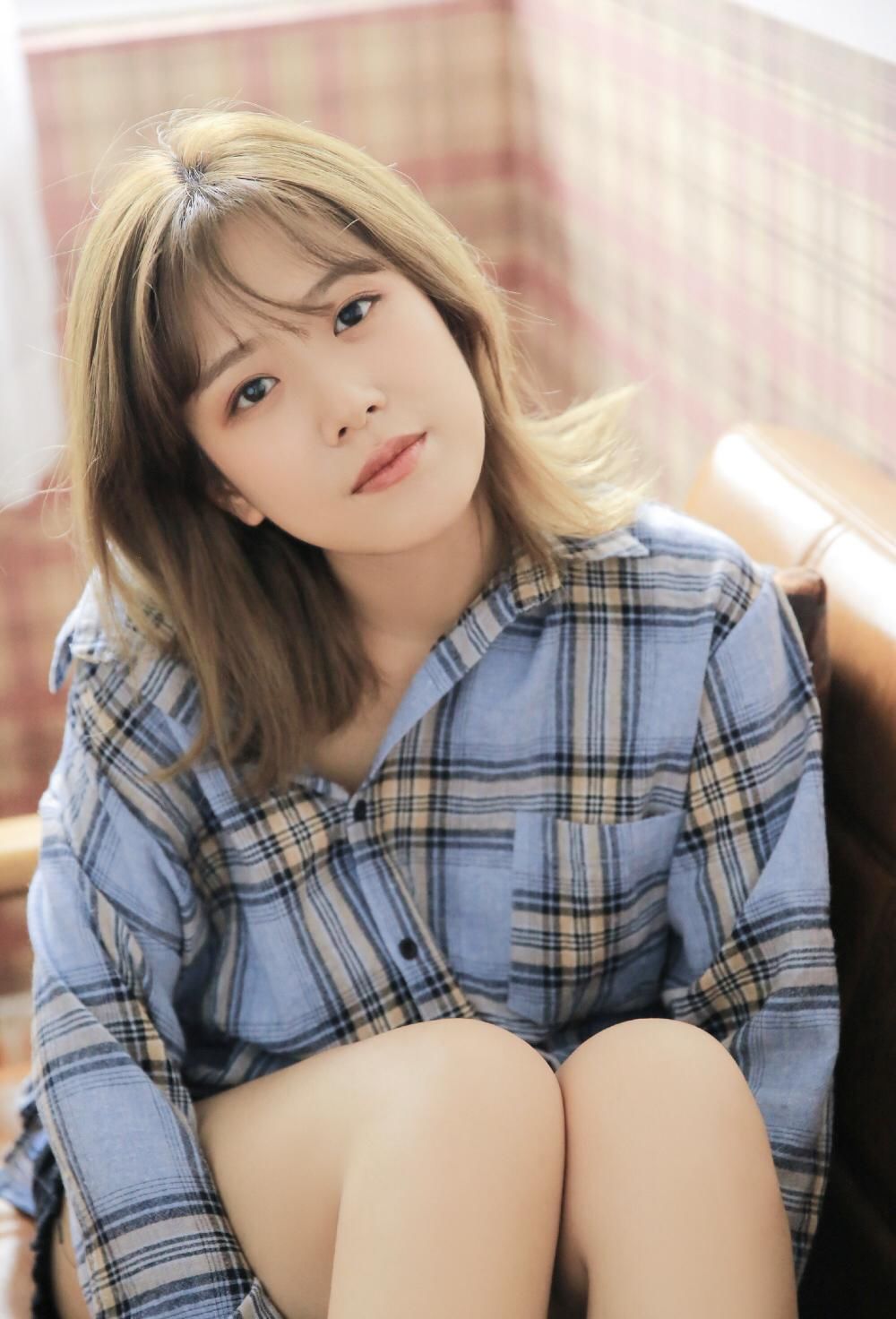 性感衬衣美女低胸大长腿极品写真