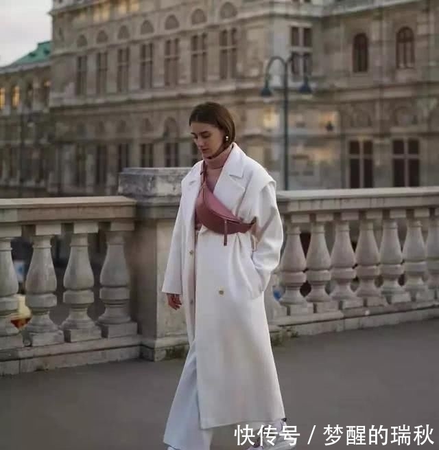  [运动鞋的搭配]“短靴”不受宠了，春天“长大衣＋运动鞋”最流行，时髦还显高