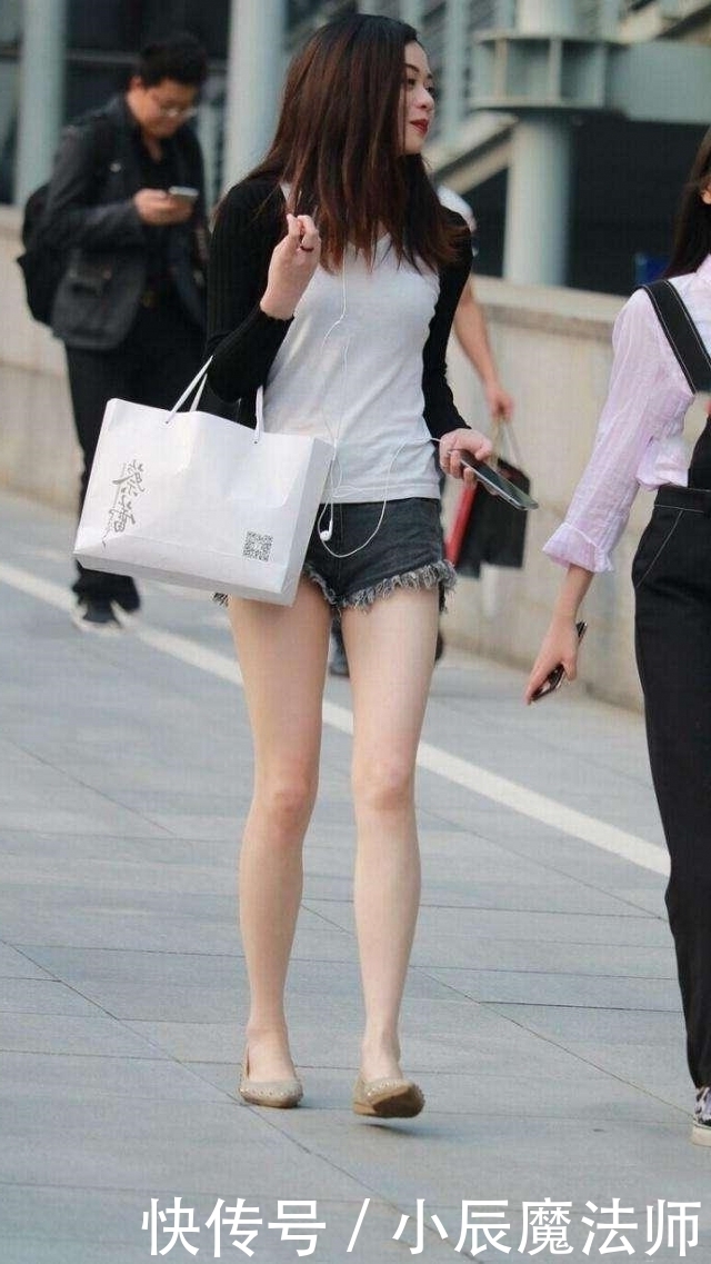 轻柔|路人街拍,靓女穿显瘦又轻柔的黑色短裙,尽显青春活力