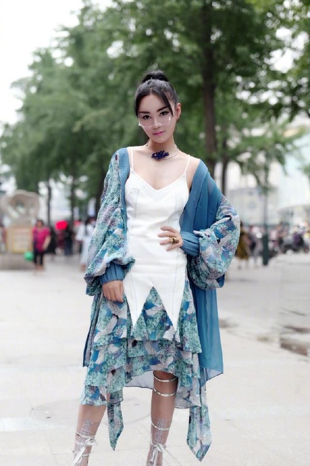 「身搭配一」路人街拍:衣品好的姑娘,身上总是有一种独特的魅力,美极了