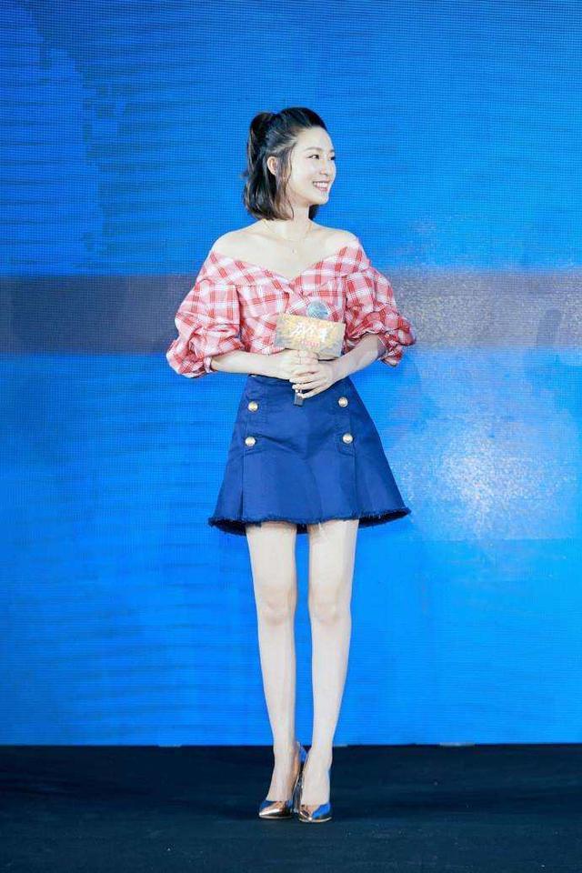 李沁现身机场，身穿补丁裙竟一点都不丑，网友：还不是因为腿长