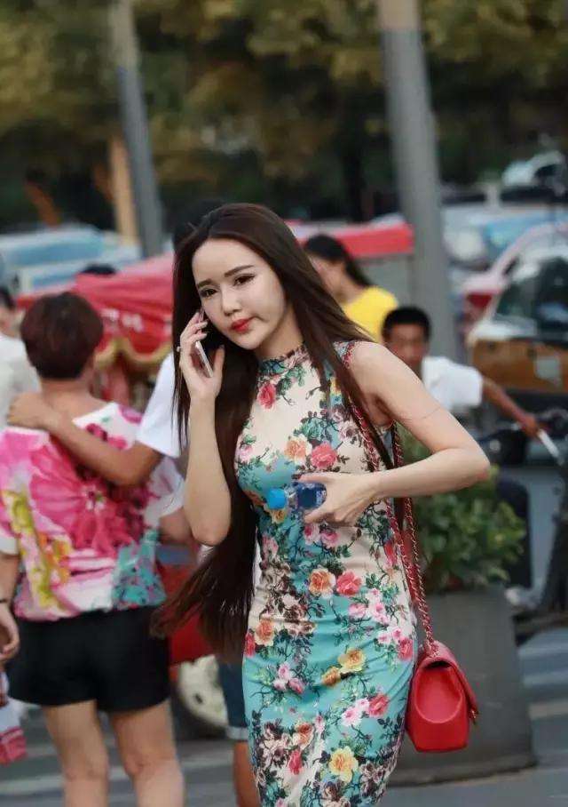 街拍：穿旗袍出街的小姐姐，她是御姐风还是女服务员味道?