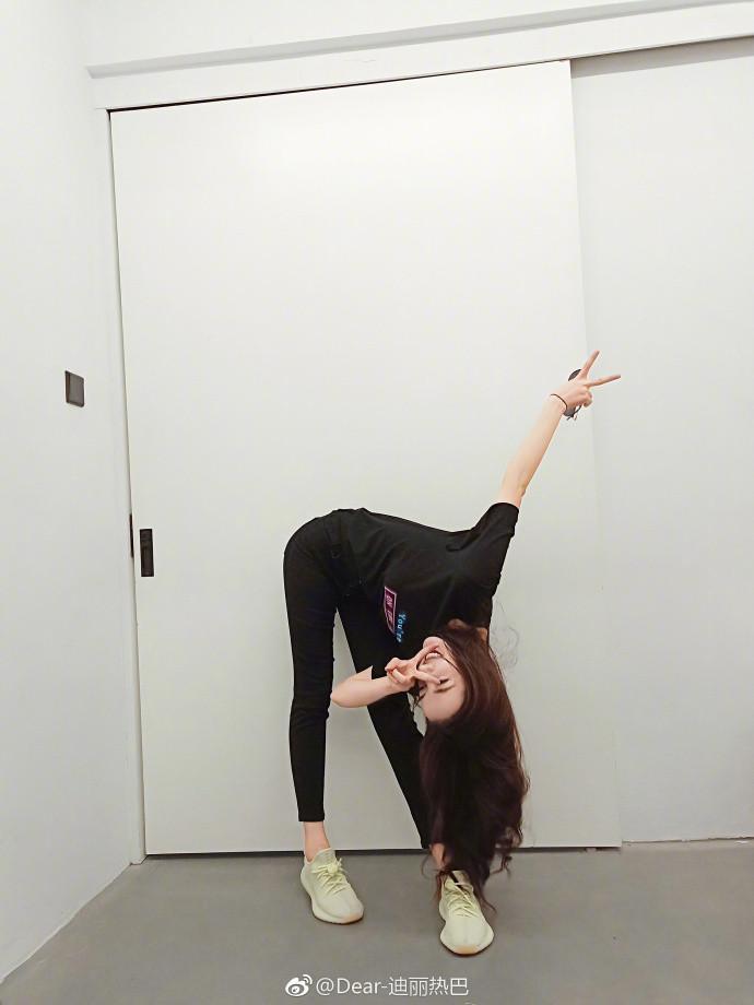 迪丽热巴摆高难度造型拍照，柔韧度惊人！