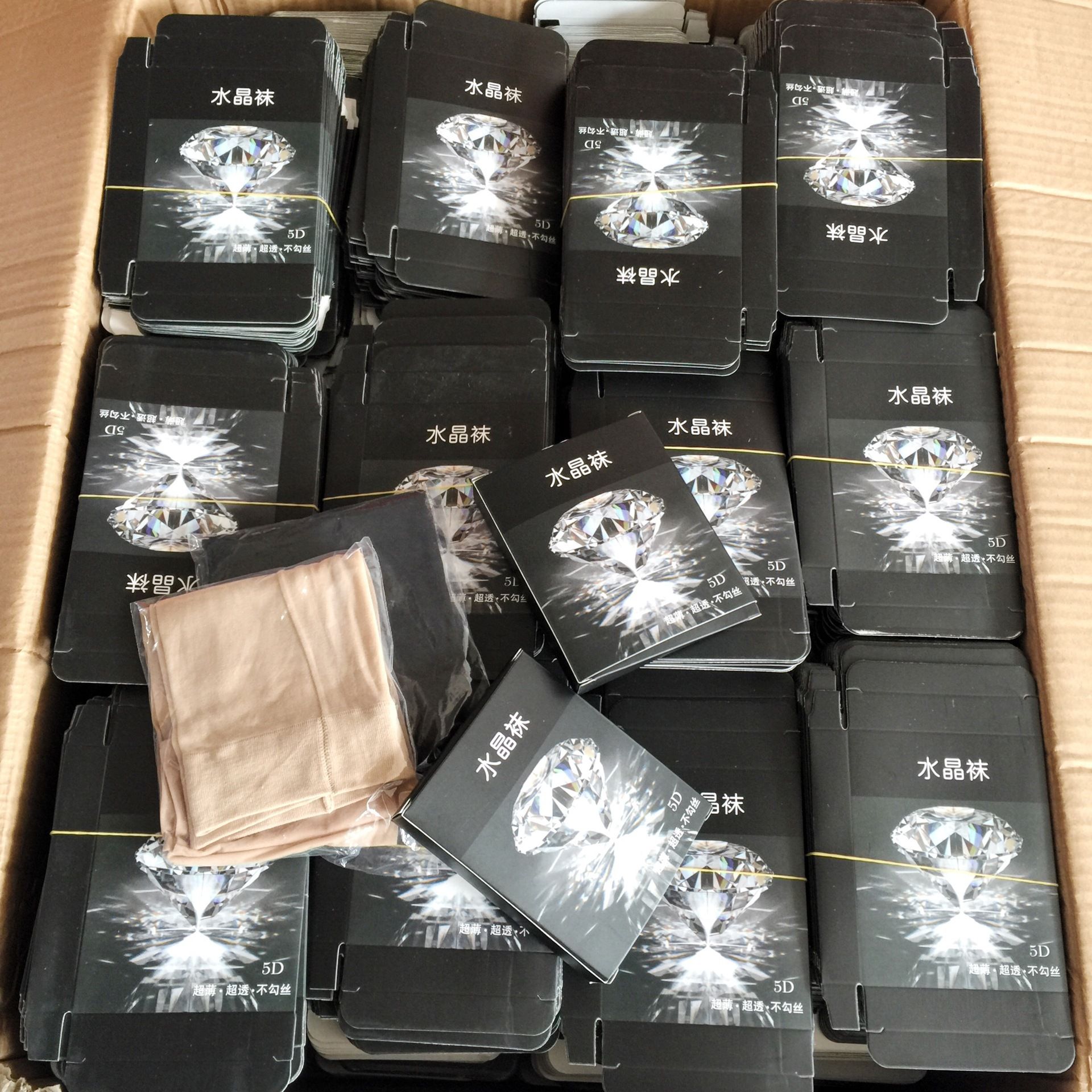 女人夏天不能穿丝袜?下面小姐姐教你丝袜配短裙，穿出独特气质