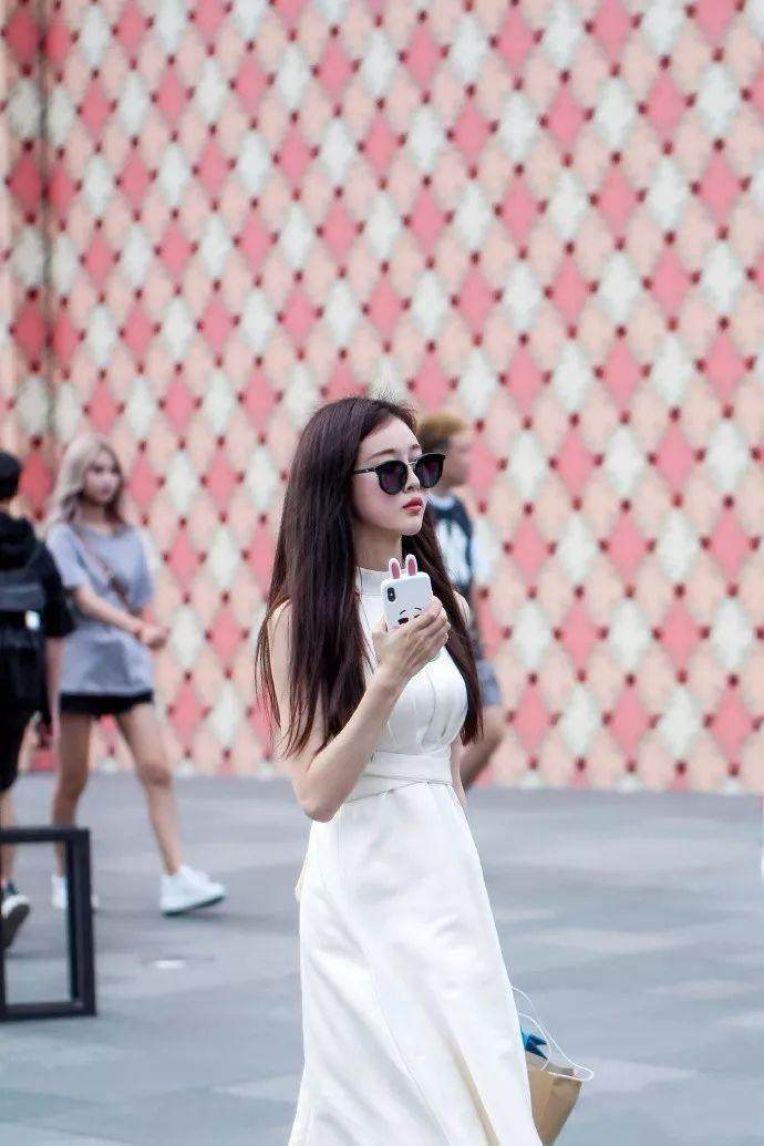 白色连衣裙让小姐姐看上去格外清新婉约, 纯洁又淑女