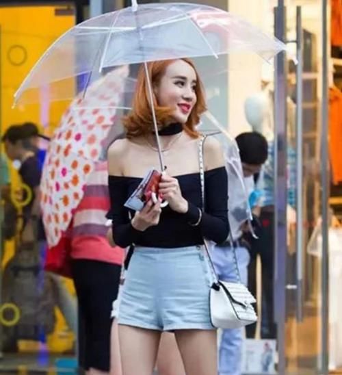 「美女」美女时尚街拍：明眸善睐的美女，一件灰色短袖配浅色牛仔裤，青春活力气息
