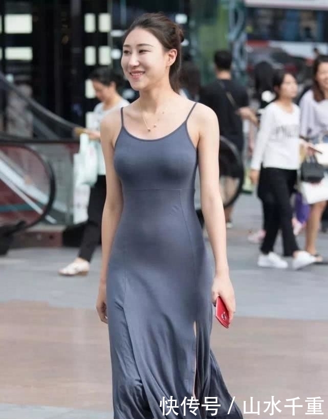 连衣裙■街拍:高颜值的妹子,一袭紧身灰色吊带连衣裙,后边哥们都尴尬了