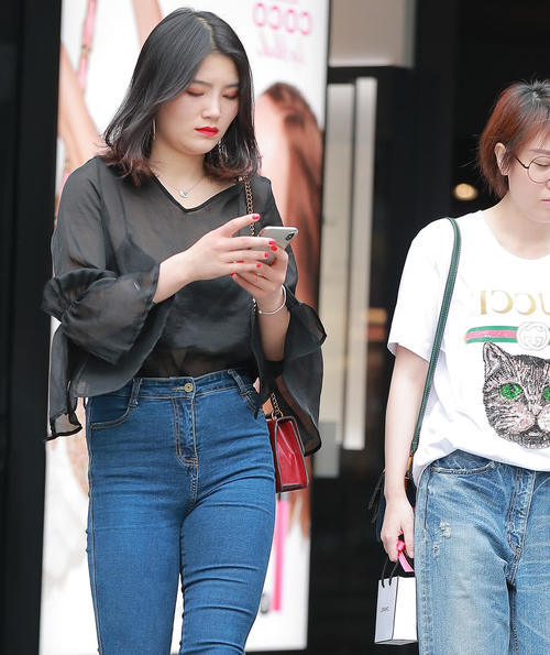 微胖小阿姨吊带文胸勒出丰腴上围，犀利的眼神充满霸道女王范儿