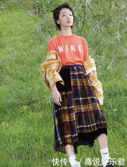 周冬雨的鞋子简直绝了！鞋跟里面竟然灌了好多水？不怕踩爆它？