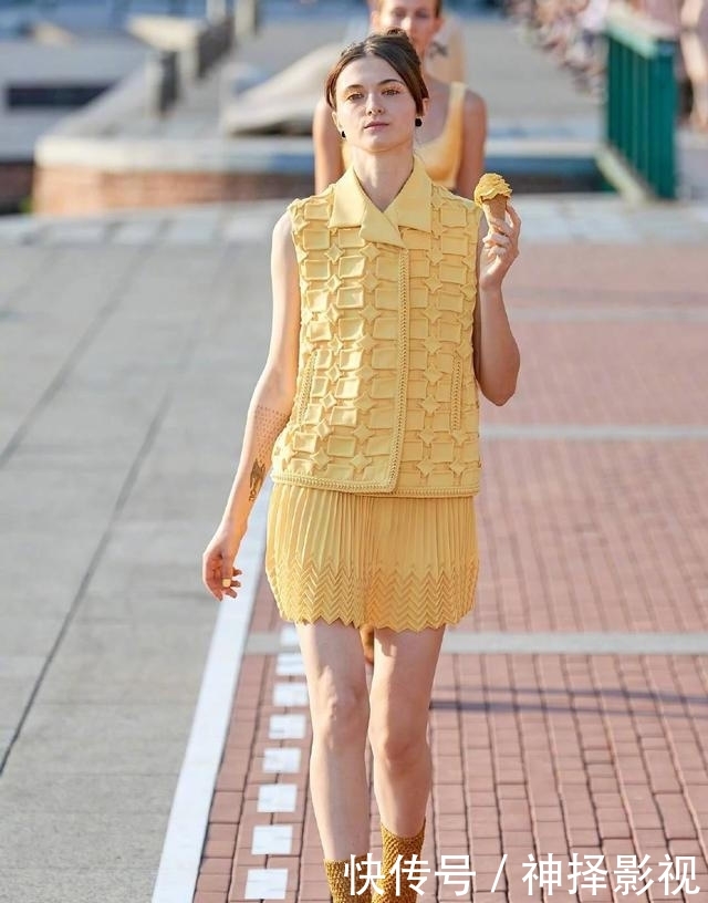『冰淇淋』今年裙装就该选冰淇淋黄色,女孩就应该穿“淡黄的长裙”,不是吗