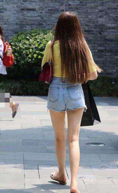 路人街拍: 长发小姐姐靓丽的紧身打扮, 太好看了, 简直美炸了!